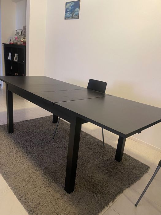 Mesa de jantar extensível preta, e em bom estado