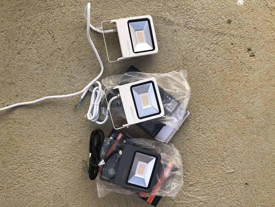 Projetor de led osram novo em caixa.