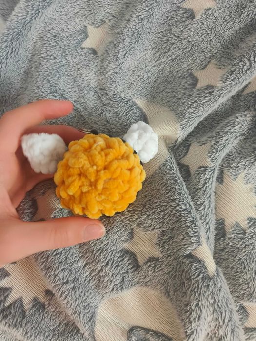 Duża Pszczółka na szydełku brelok