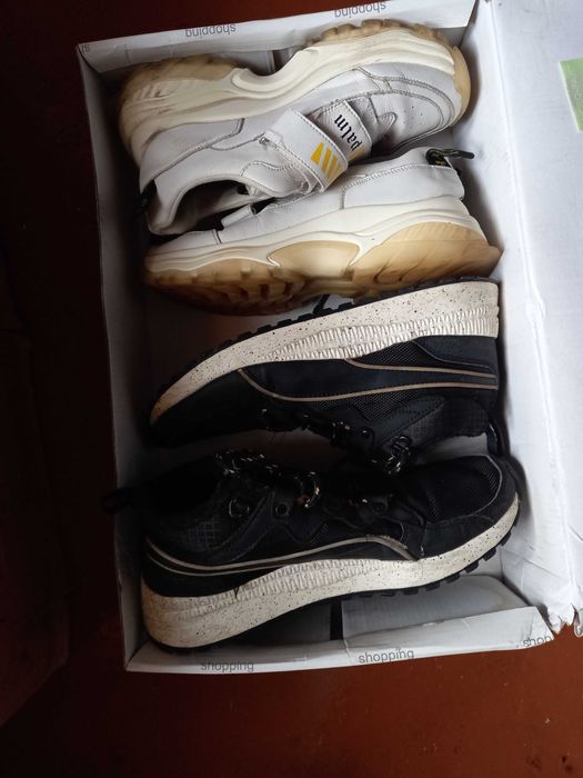 Кроссовки . длина подошвы 25 см, две пары в одной посылке