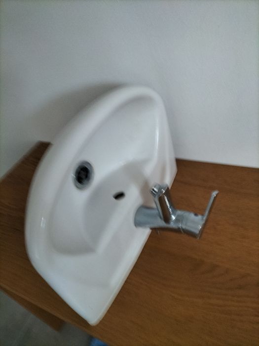 Mała umywalka z baterią