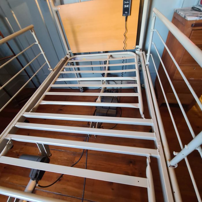 Cama Articulada Elétrica Invacare com Grades (Desmontada)