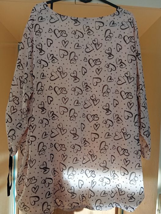 Bluzka bladoróżowa w czarne serduszka CANDA PREMIUM rozm. 52