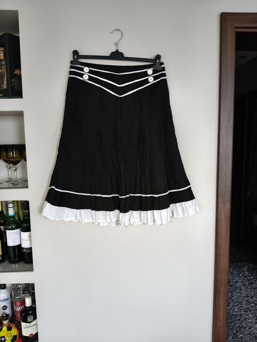 Czarno biała spódnica rozkloszowana z falbanką retro