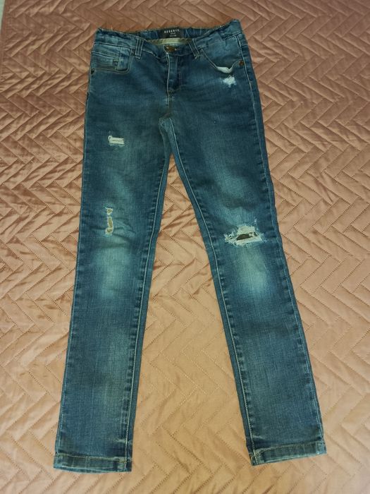 Jeansy dla dziewczynki firmy Reserved