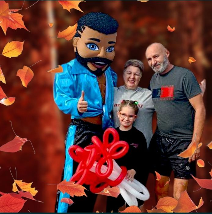 Стриптизер, стрептизерша, аніматори, білий ведмідь