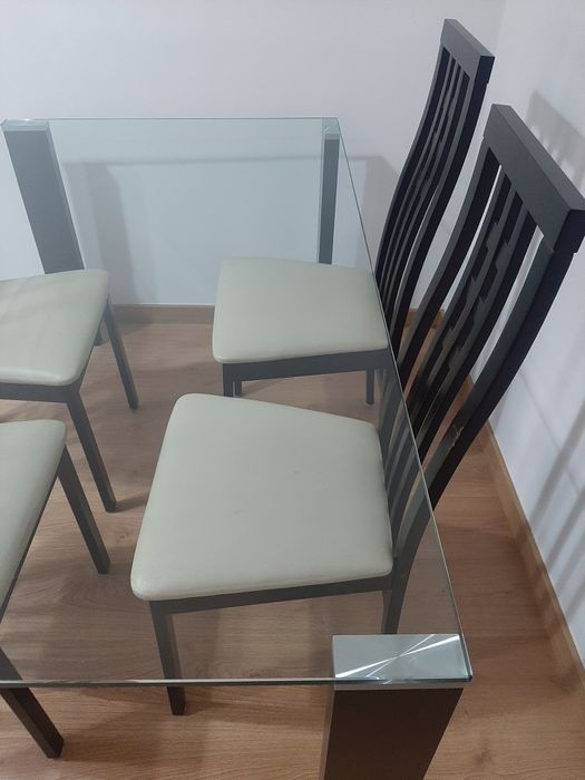 Mesa de sala e quatro cadeiras