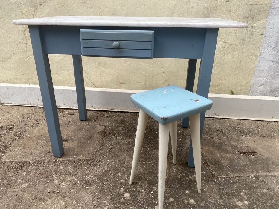 Mesa antiga com pedra marmore