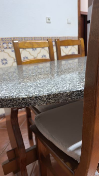Vendo conjunto de mesa + 4 cadeiras