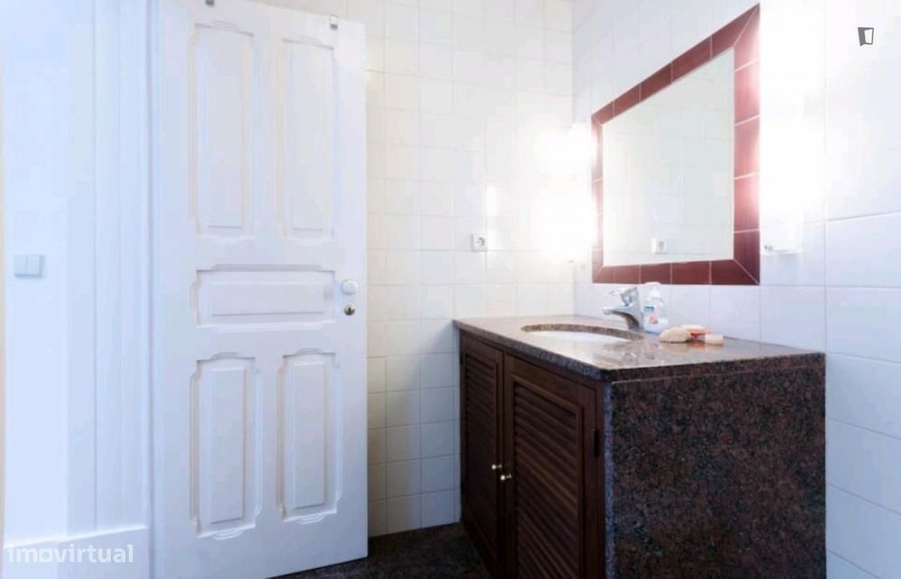 Quarto - localizado em Marquês de Pombal Lisbon