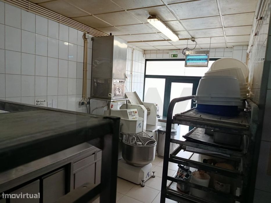 Pastelaria e Padaria com fabrico próprio, para trespasse, em Esgueira,