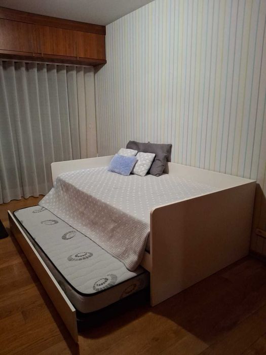 Cama dupla de solteiro com colchão
