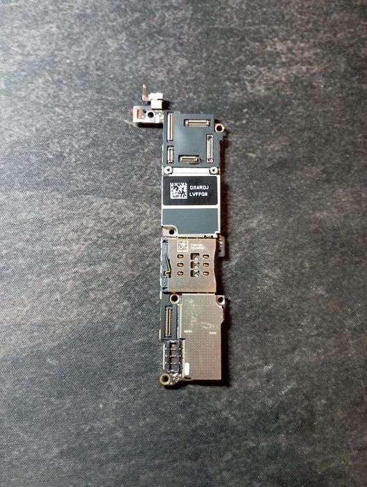 Материнська плата на iPhone 5s на 32GB в гарному стані