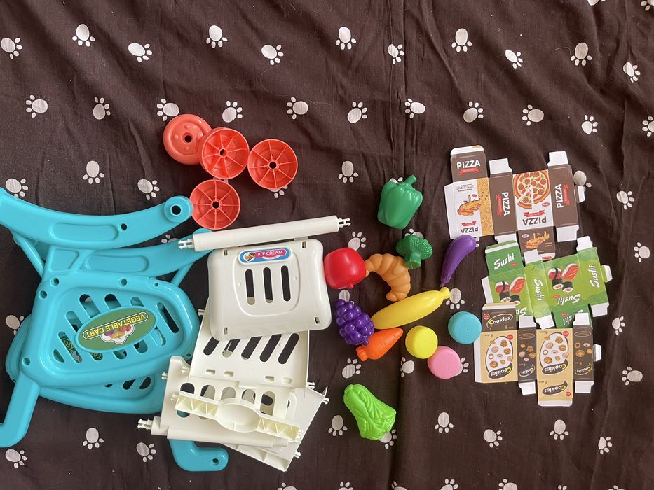 Іграшковий візок з продуктами