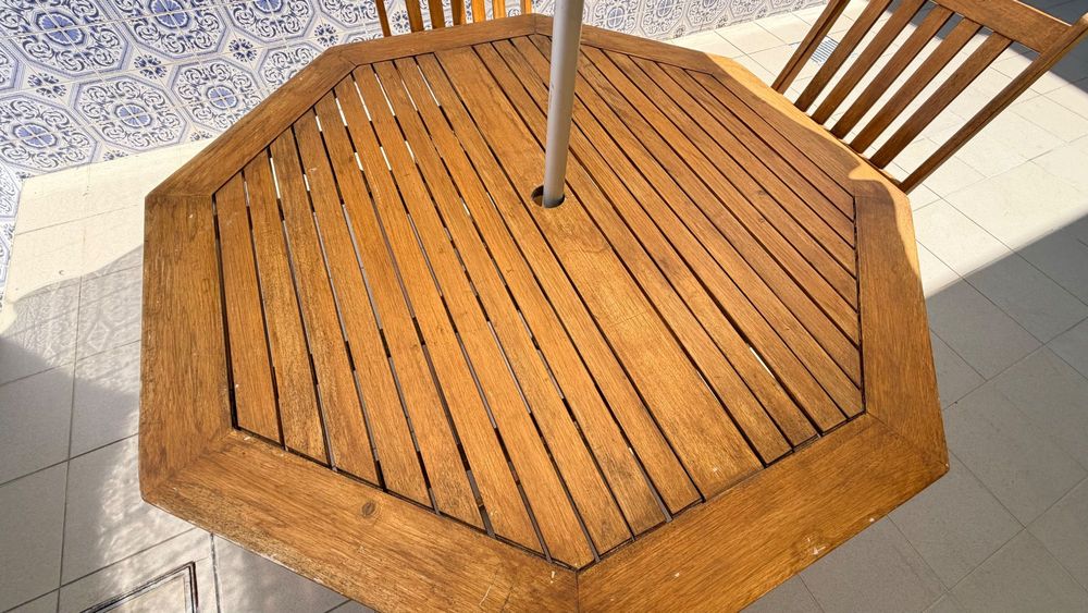 Mesa de Jardim e 4 cadeiras - Madeira
