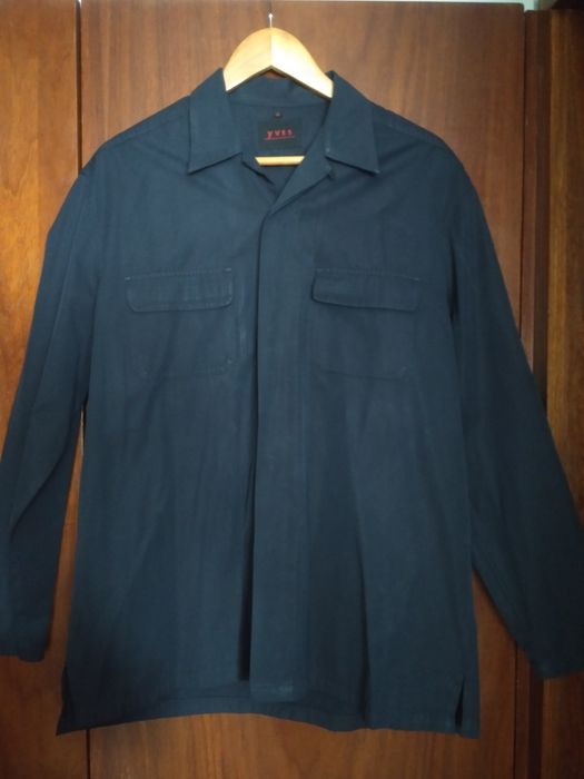 Camisa de homem preta.