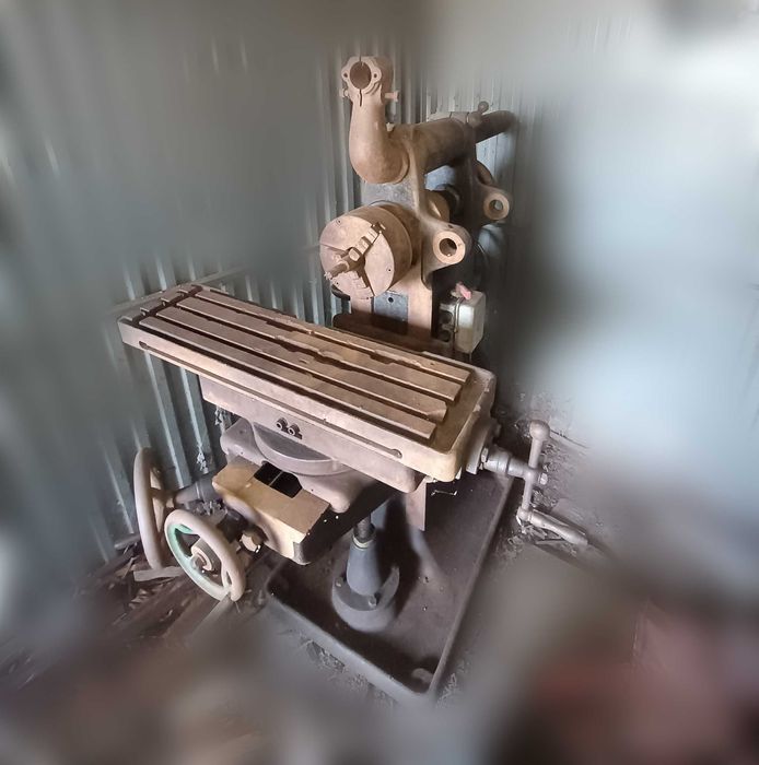 Duża frezerka do metalu, starszy model.