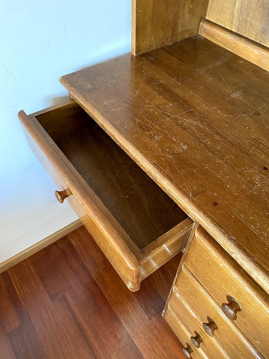 Cadeira + Secretária com prateleiras e gavetas