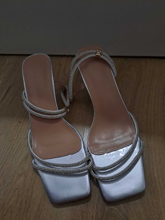 Sandały srebrne na obcasie