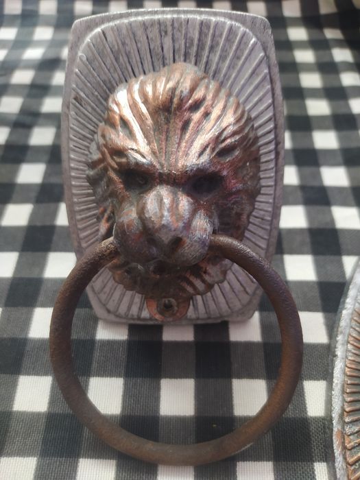 Дверная ручка лев