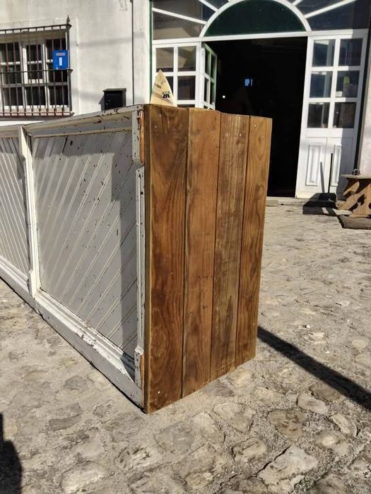 Balcão rústico em madeira