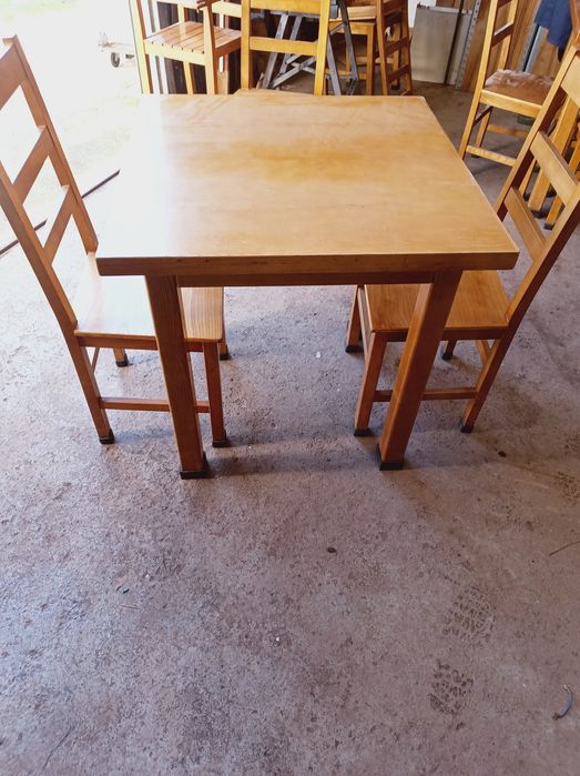 Mesas e cadeiras de madeira