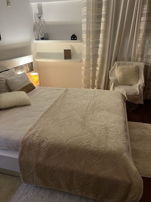 Quarto mobilado com WC privativo