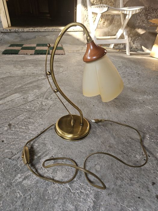 Candeeiro Teto e mesa cabeceira