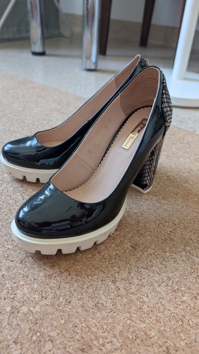 Skórzane czarne lakierowane czółenka biała platforma na słupku Foletti