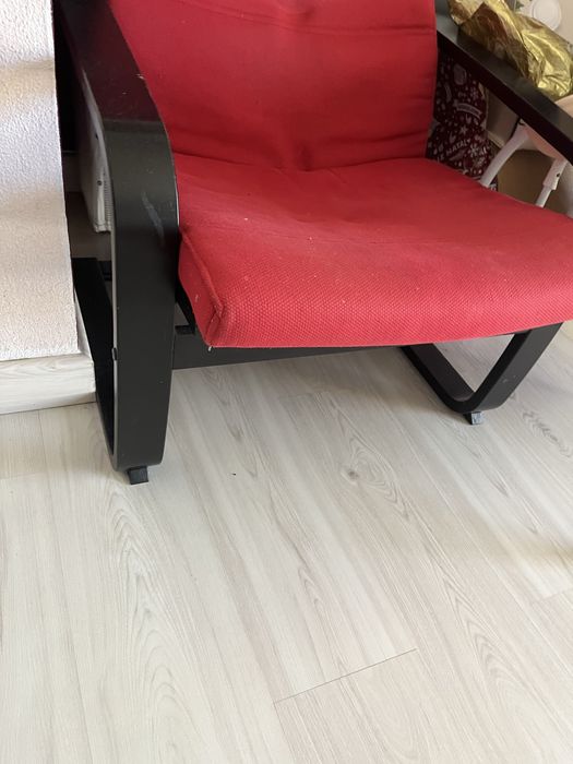 Poltrona e pousa pés Ikea vermelha usados