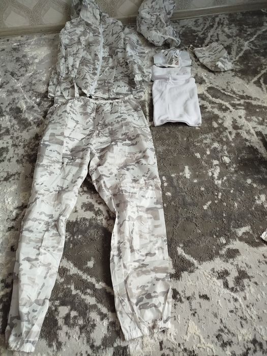 Мас-халат білиі,тканина не промокає-не продувається і тихенька .