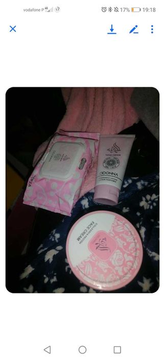 Conjunto rosa mãos e cara