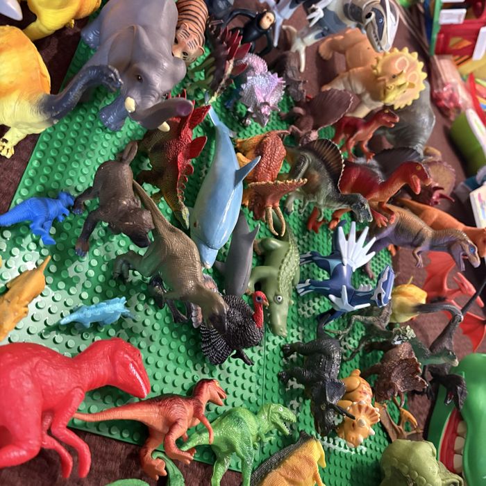 набор игрушечных фигурок динозавров