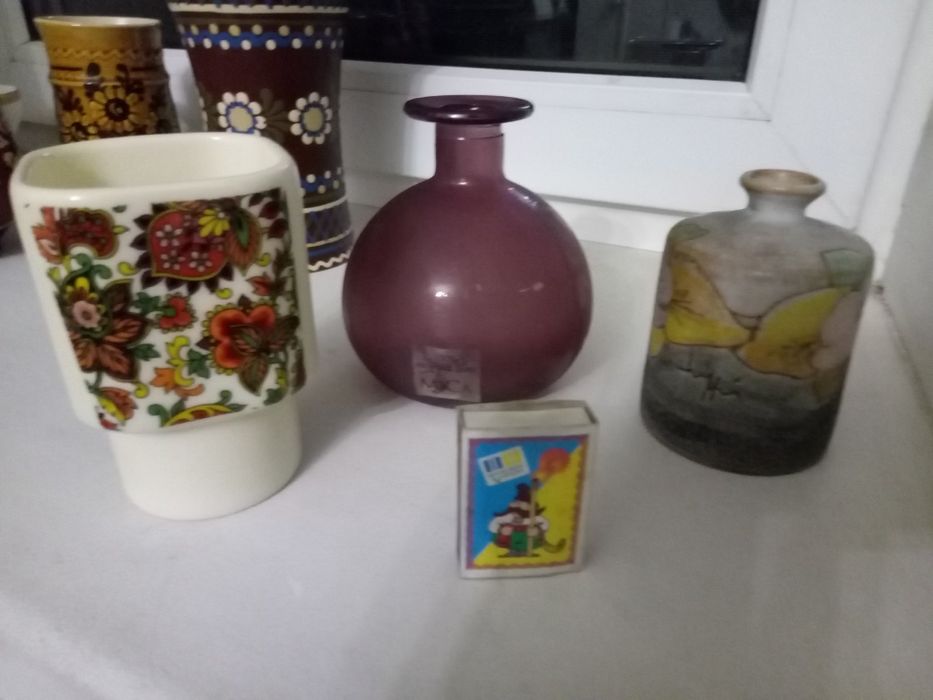 Набор красивых кувшинов и чаш.