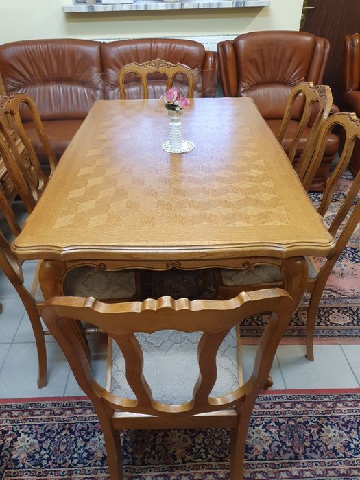 Stylowy komplet drewnianych mebli do salonu w stylu Ludwika