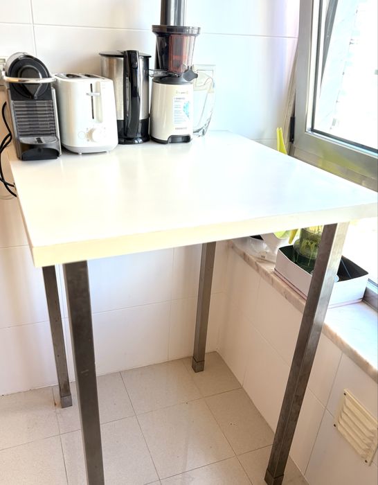 Mesa alta e 2 cadeiras altas
