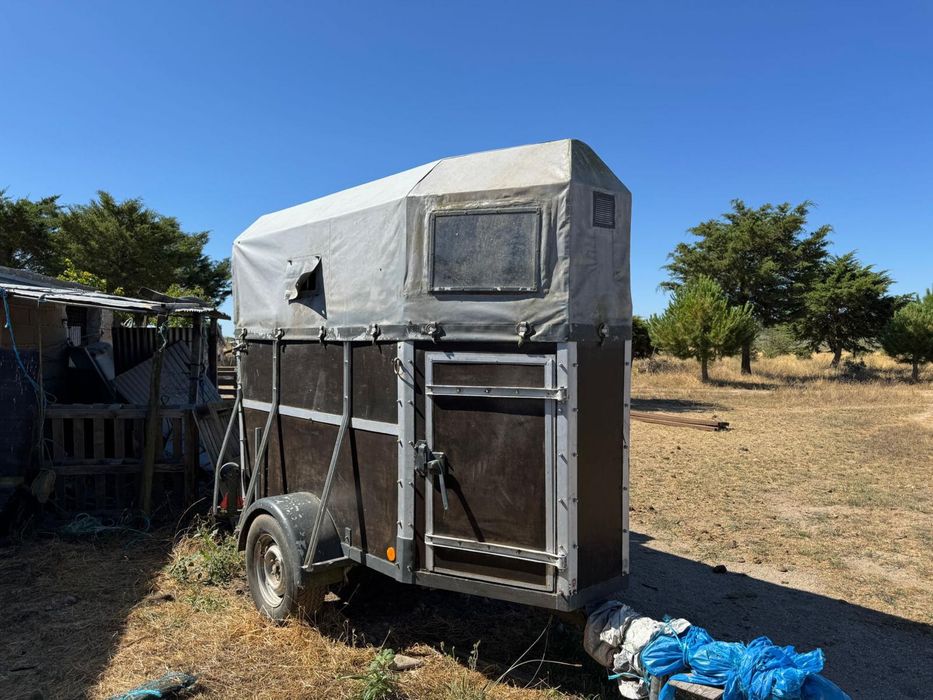 Atrelado de transporte de cavalo