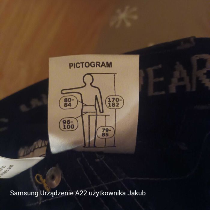 Monterskie spodenki  krutkie za kolano sneakers 2 razy zalozone i wypr