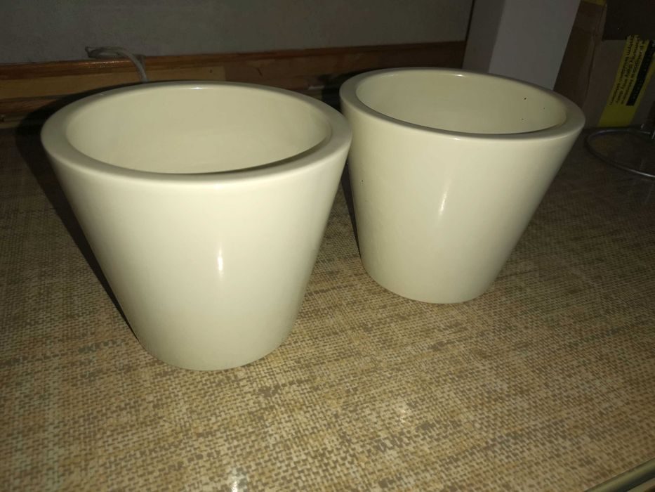 Osłonki ceramiczne w kolorze biało-kremowym na rośliny, storczyki