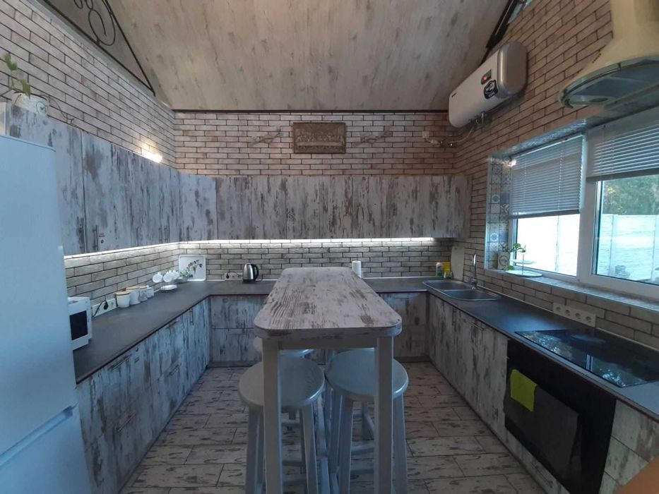 с.Бондарня. Дом 230 кв. Расположен 70 км. от Киева. Генератор.