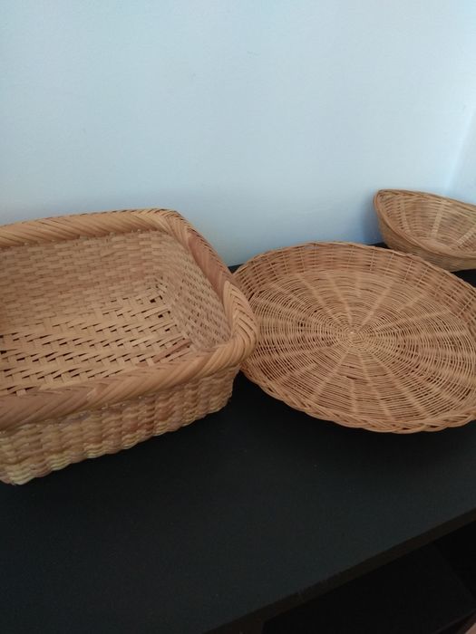 Cestas varias e tabuleiro em verga