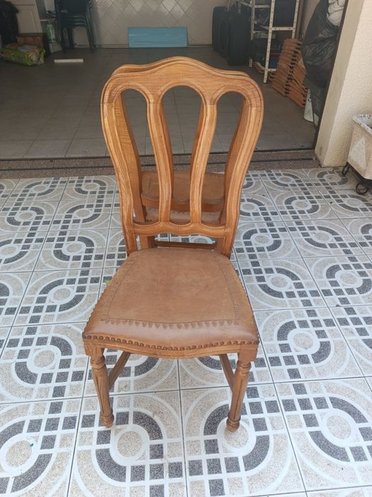 Duas cadeiras de madeira