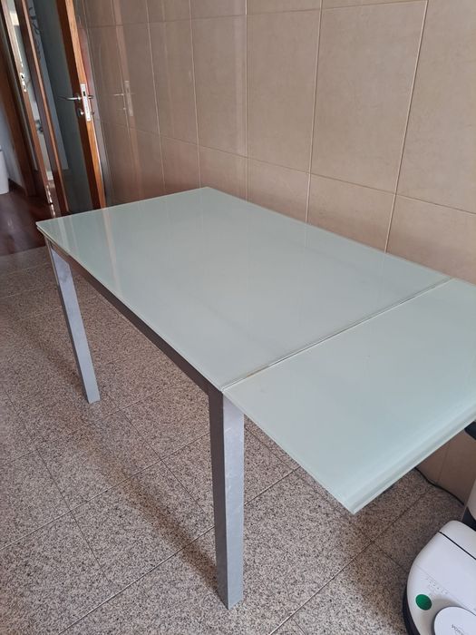 Mesa com tampo em vidro