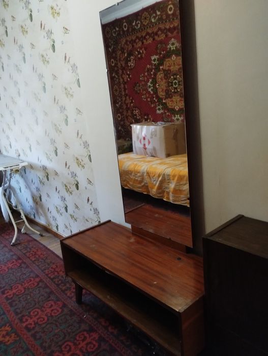 Трюмо с зеркалом.