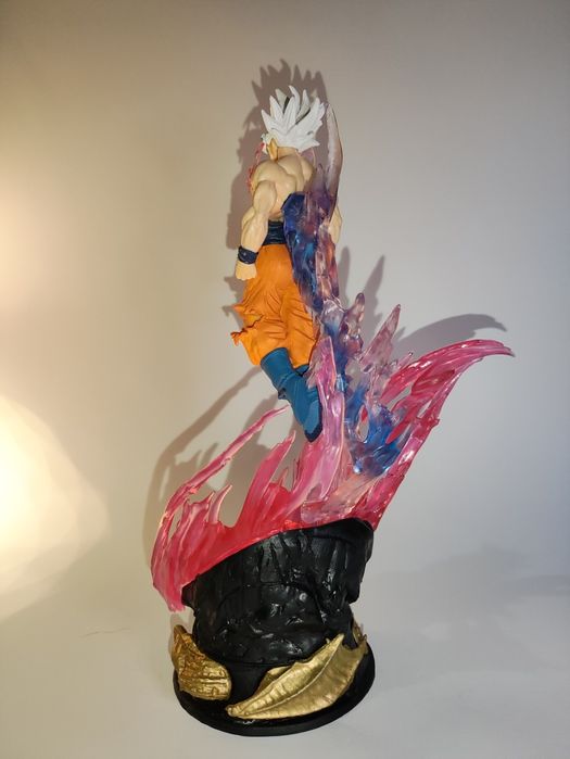Son Goku Super Sayajin Branco — Figura 24cm com Luz (Dragon Ball)