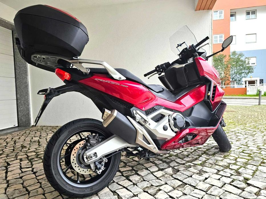Honda Forza 750 de 2021 com 19.900 kms e revisões na marca