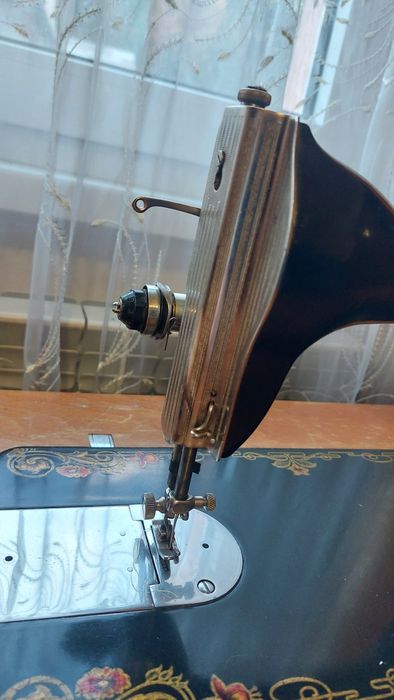 Швейна машинка ПМЗ ім. Калініна на металевій станині