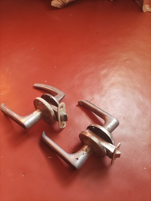 Замок дверной накладной