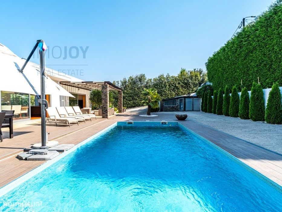 Moradia T5 de Sonho em Paredes com Jardim Piscina e Áreas Amplas