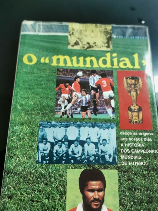 Livro sobre o Mundial de futebol.